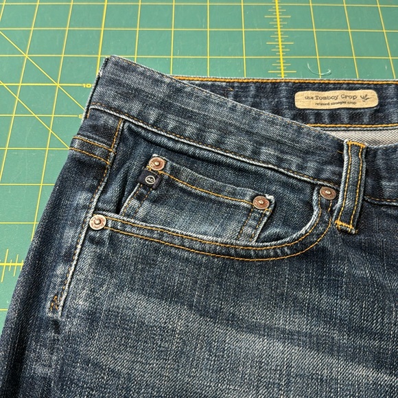 The Tomboy Crop - relaxed straight crop - by AG - Picture 5 of 14